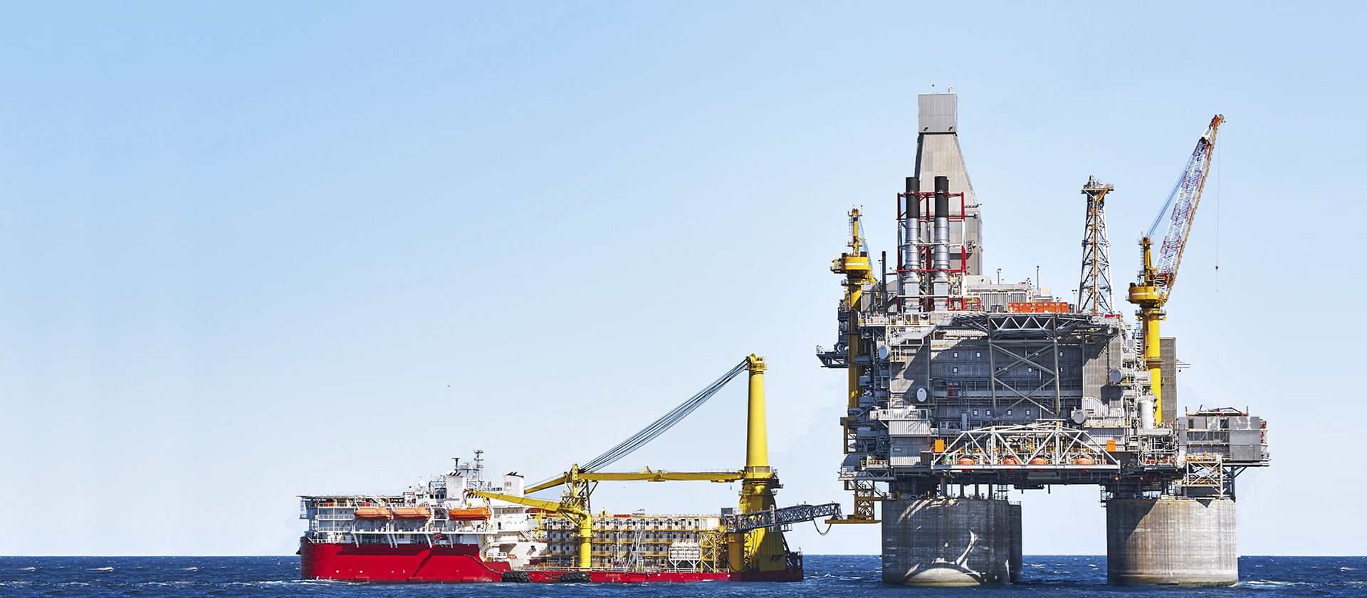 Offshore oil and gas platform with support vessel